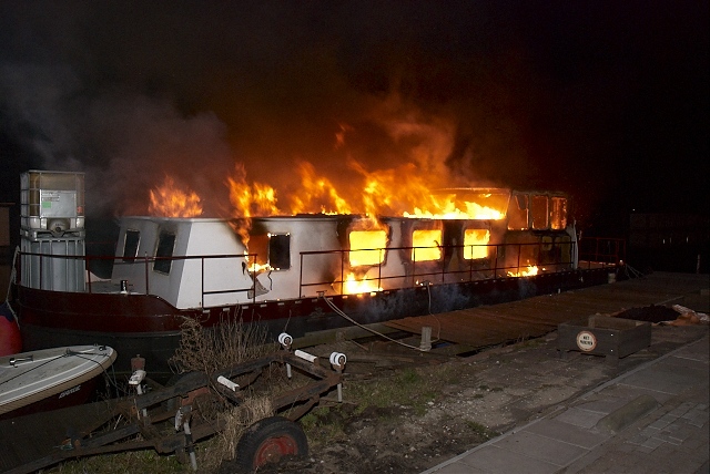 2010/76/20100324 001 Scheepsbrand Nieuwemeerdijk.jpg